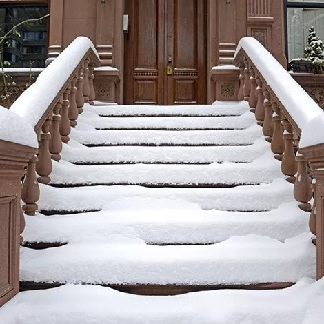 schnee auf einer treppe